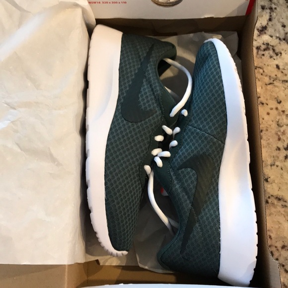 Nike Shoes - Like NEW!!  Nike Tanjun